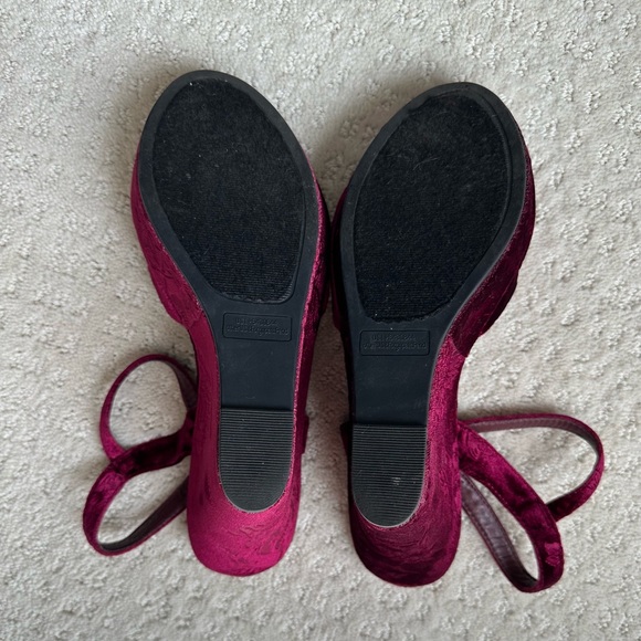 Woman’s Rampage Velvet Wedges patterned 4.5 inch heel. Size 8.5 M, color: Maroon - Picture 4 of 10